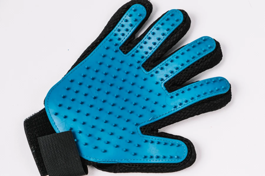 Efficient Deshedding Glove for Pets